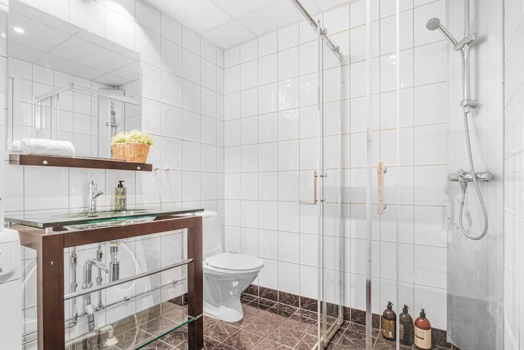 Ocean-view Haven: Take A Swim From Your Window! Bergen