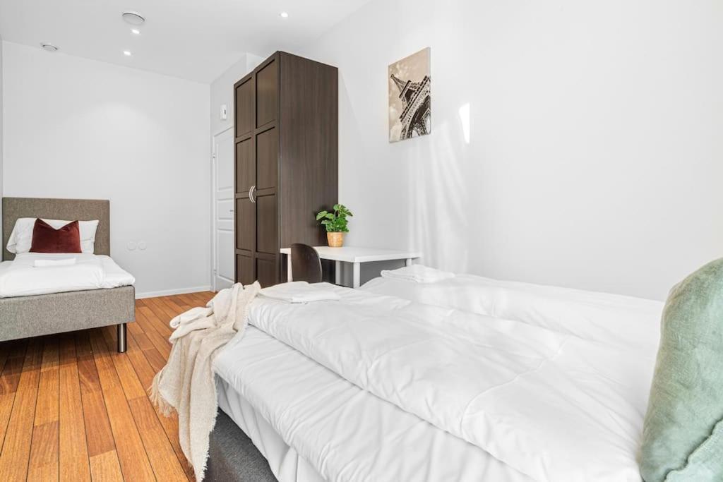Seaside Apt. Catch Crabs From Your Bedroom Window! Apartment Bergen