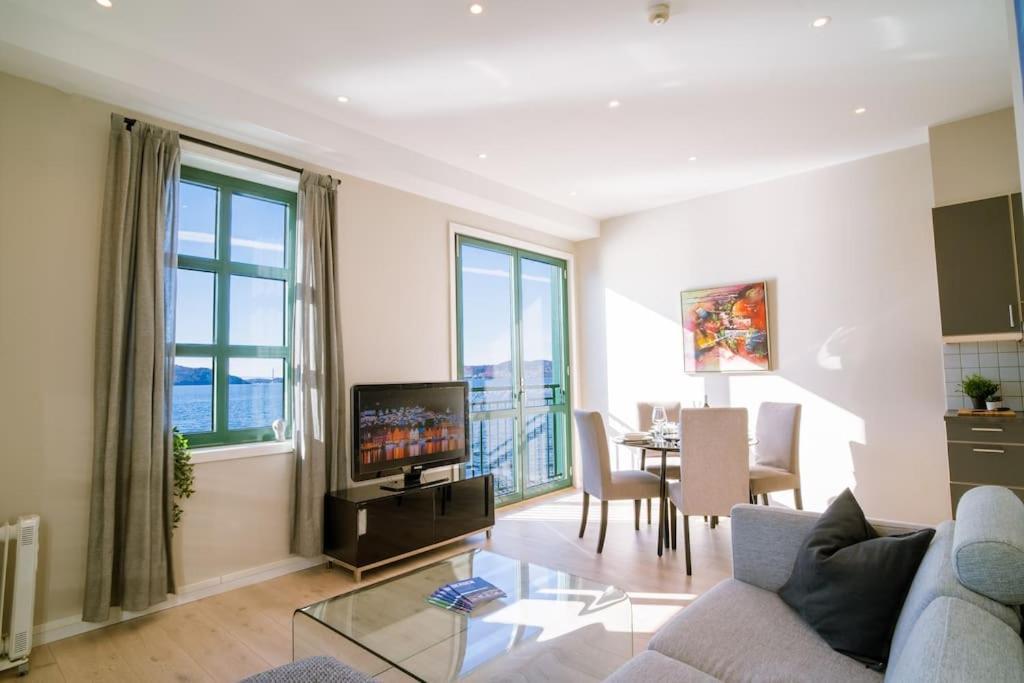 Seafront Apt. With Elevator And French Balcony