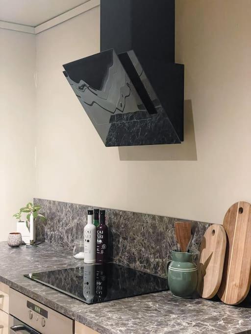 Spacious With View - 5br - Free Parking - Great Wi-fi