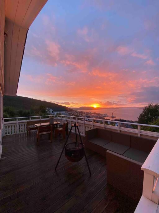 Villa Spacious With View - 5br - Free Parking - Great Wi-fi