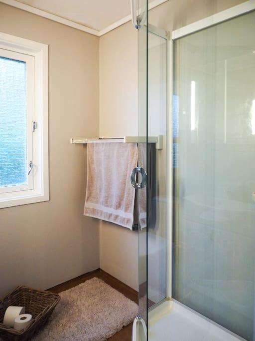 Spacious With View - 5br - Free Parking - Great Wi-fi *