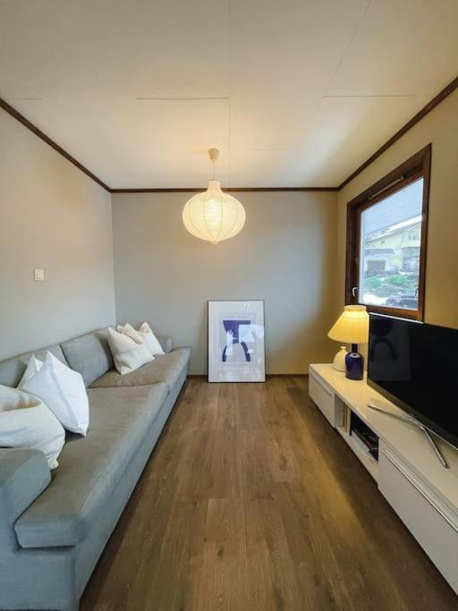 Spacious With View - 5br - Free Parking - Great Wi-fi *