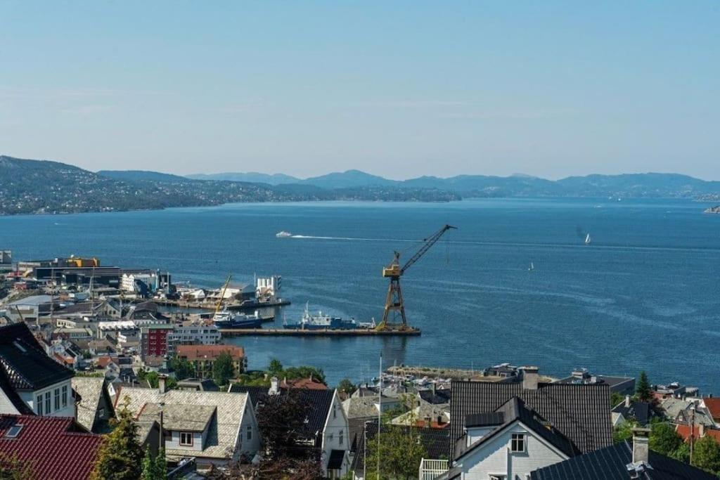 Spacious With View - 5br - Free Parking - Great Wi-fi * Bergen