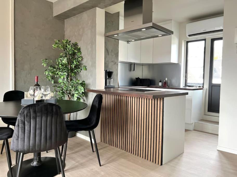 Newly Upgraded Apt: Two Balconies, Sun-drenched! Appartement