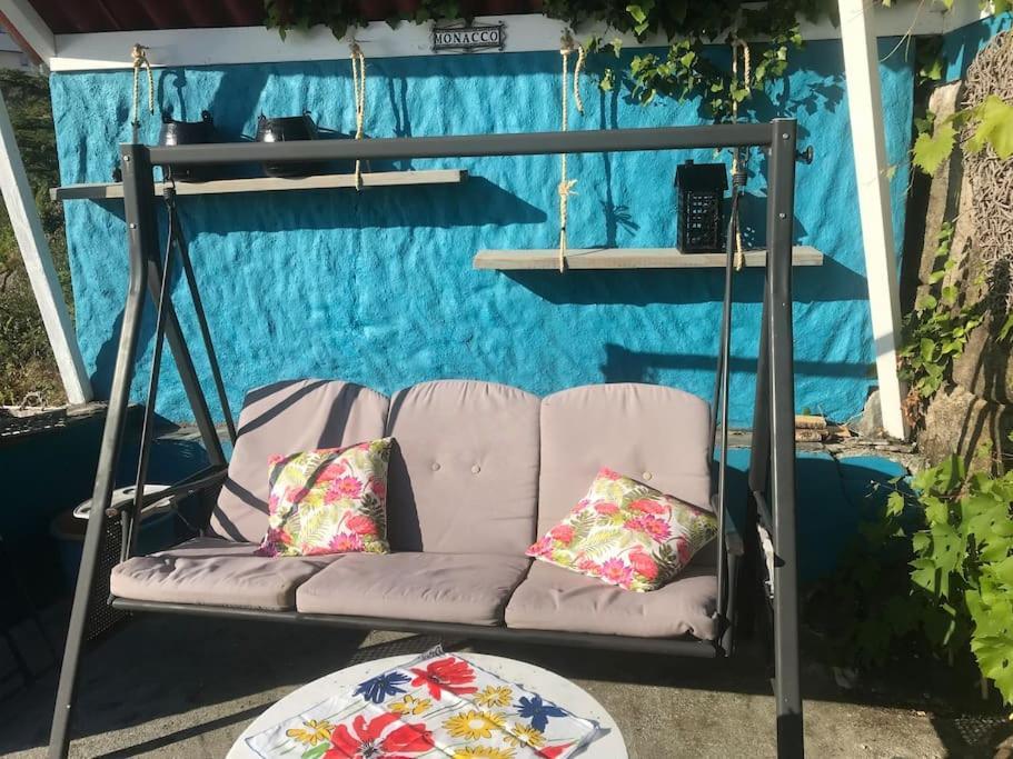 Sentrumsnaer Enebolig Med Stor Hage, 100 M Fra Badestrand *