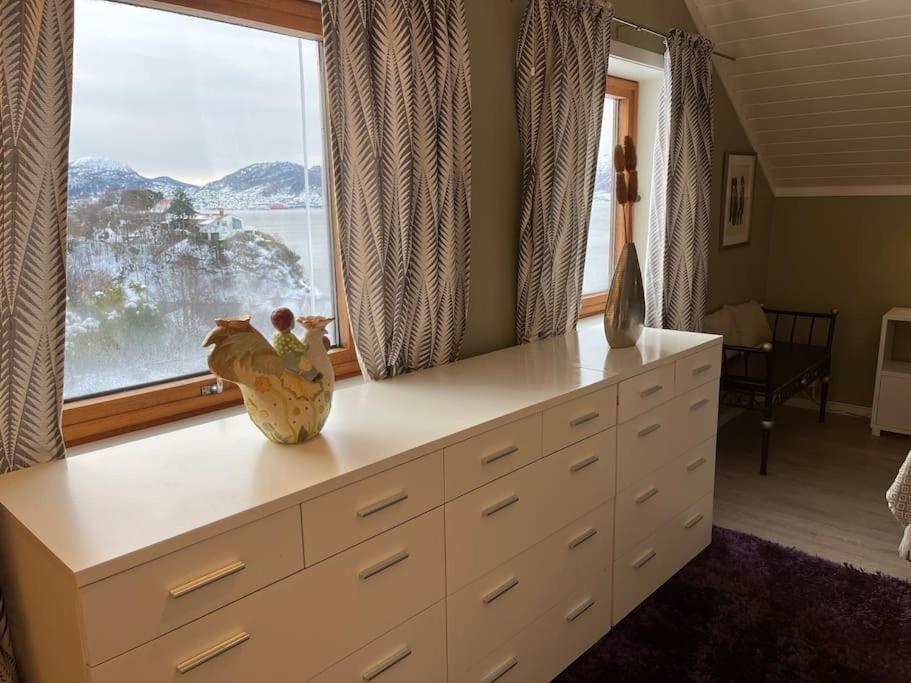 Sentrumsnaer Enebolig Med Stor Hage, 100 M Fra Badestrand *
