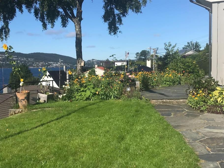 Sentrumsnaer Enebolig Med Stor Hage, 100 M Fra Badestrand Villa Bergen