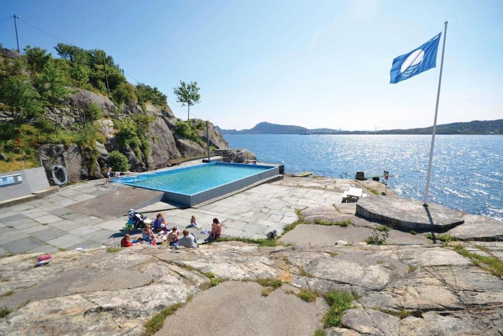 Sentrumsnaer Enebolig Med Stor Hage, 100 M Fra Badestrand Villa