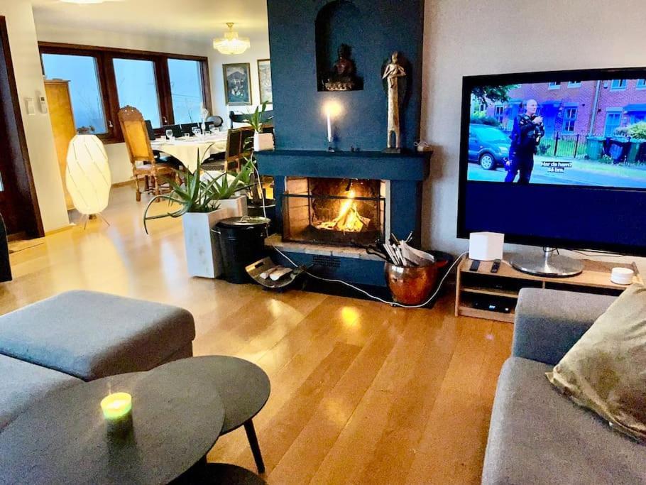 Sentrumsnaer Enebolig Med Stor Hage, 100 M Fra Badestrand Bergen