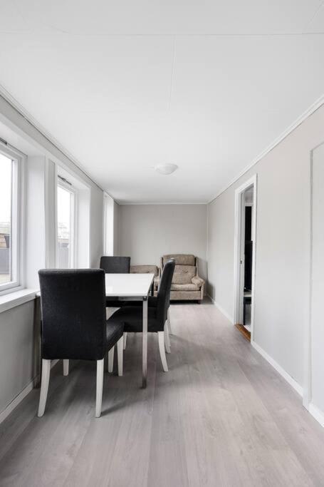 Large Apt Very Central 4-5br Apartment *