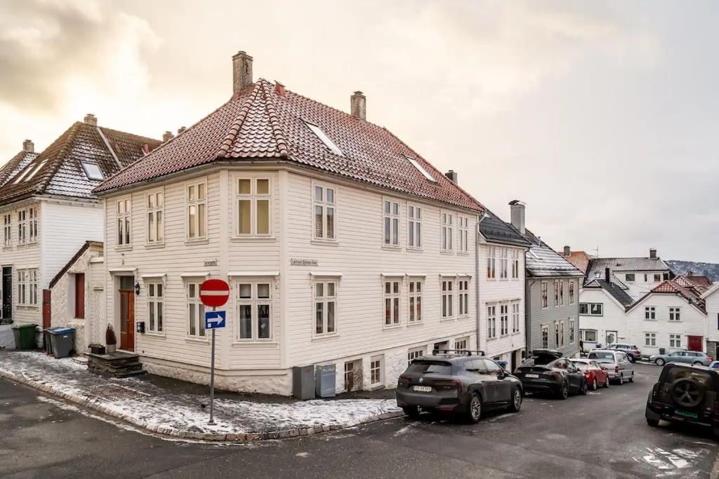 Apartment New! Modern And Comfy City Apt! Bergen