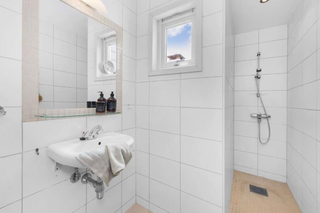 Apartment Spacious! 2024 Renovated! 4 Bedrooms! *