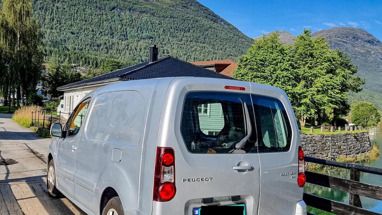 Electric London Black Minicamper Luxury tent *
