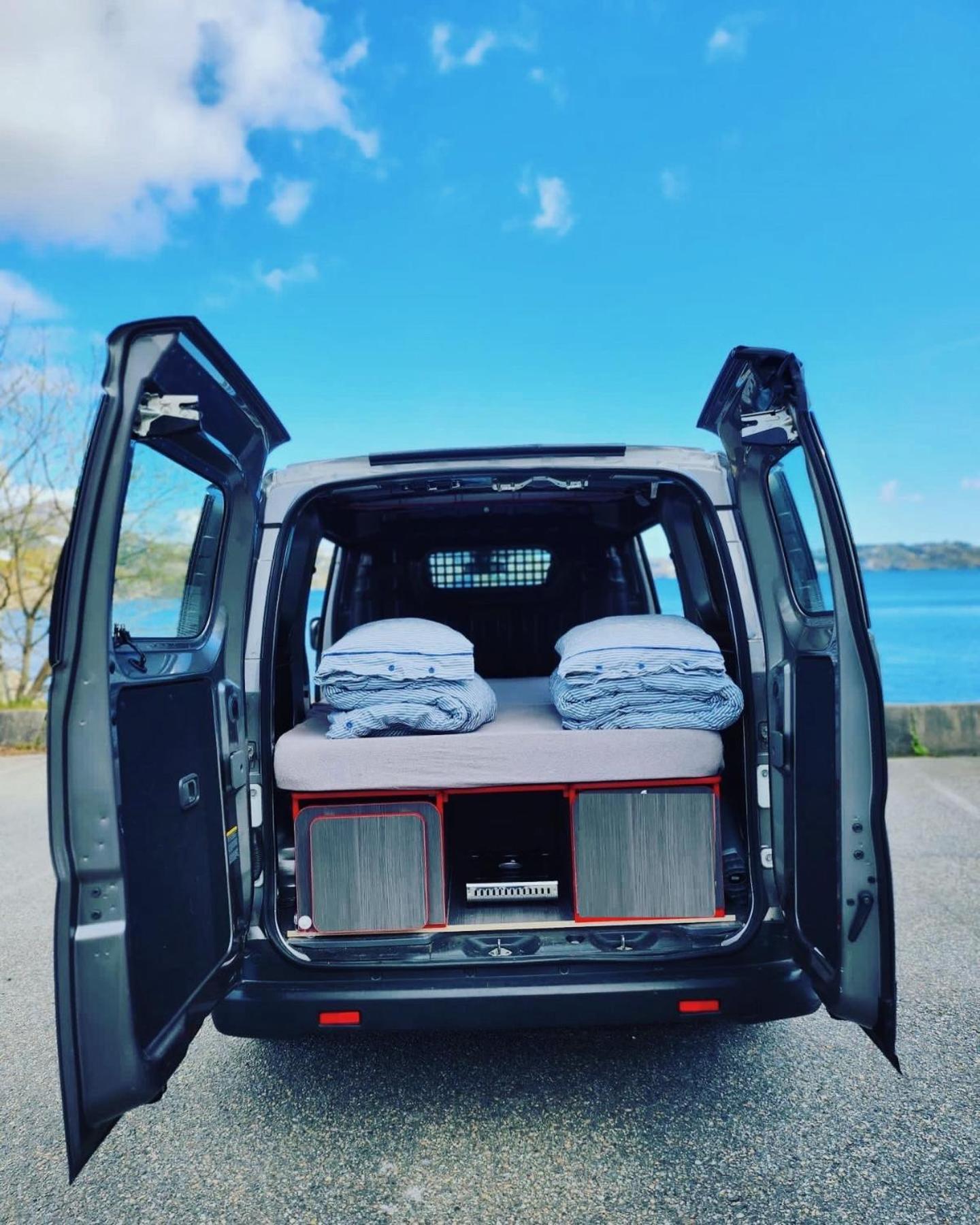 Electric London Black Minicamper Luxury tent Bergen