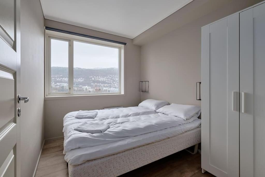 Appartement Sentrumsnaer Og Romslig 4-roms Leilighet *