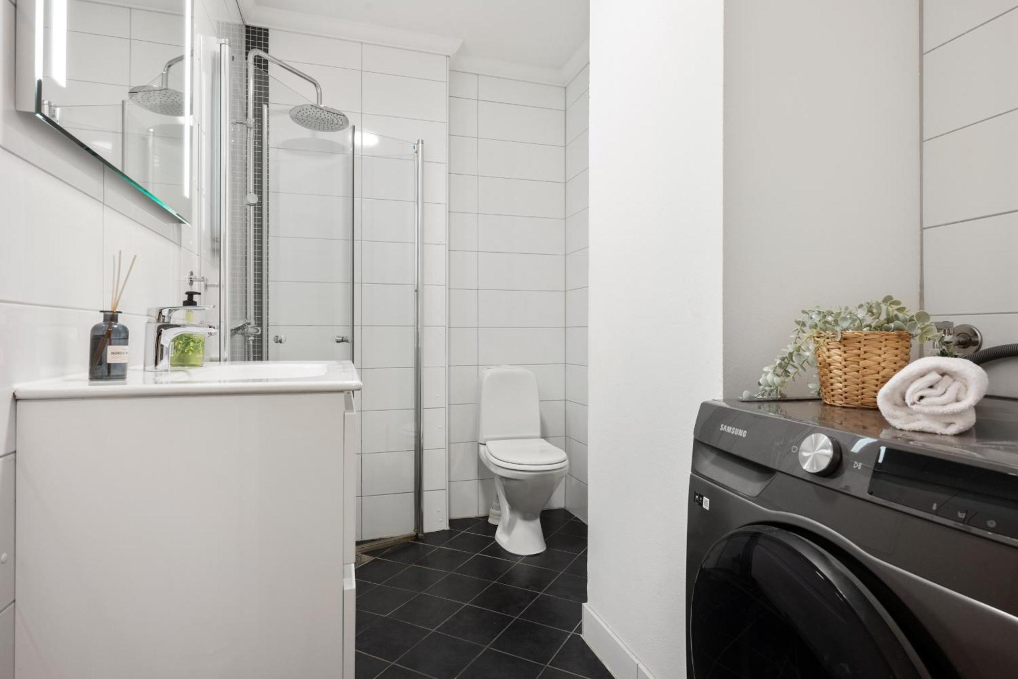 New! Modern City Apt: Central W/ Private Entrence *
