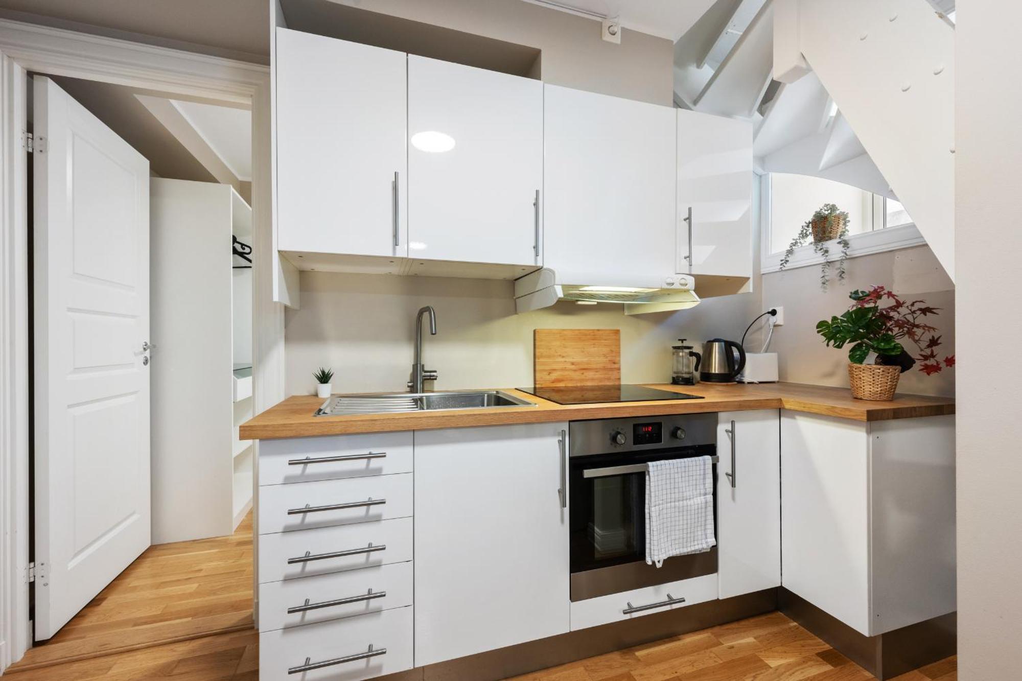 Apartment New! Modern City Apt: Central W/ Private Entrence