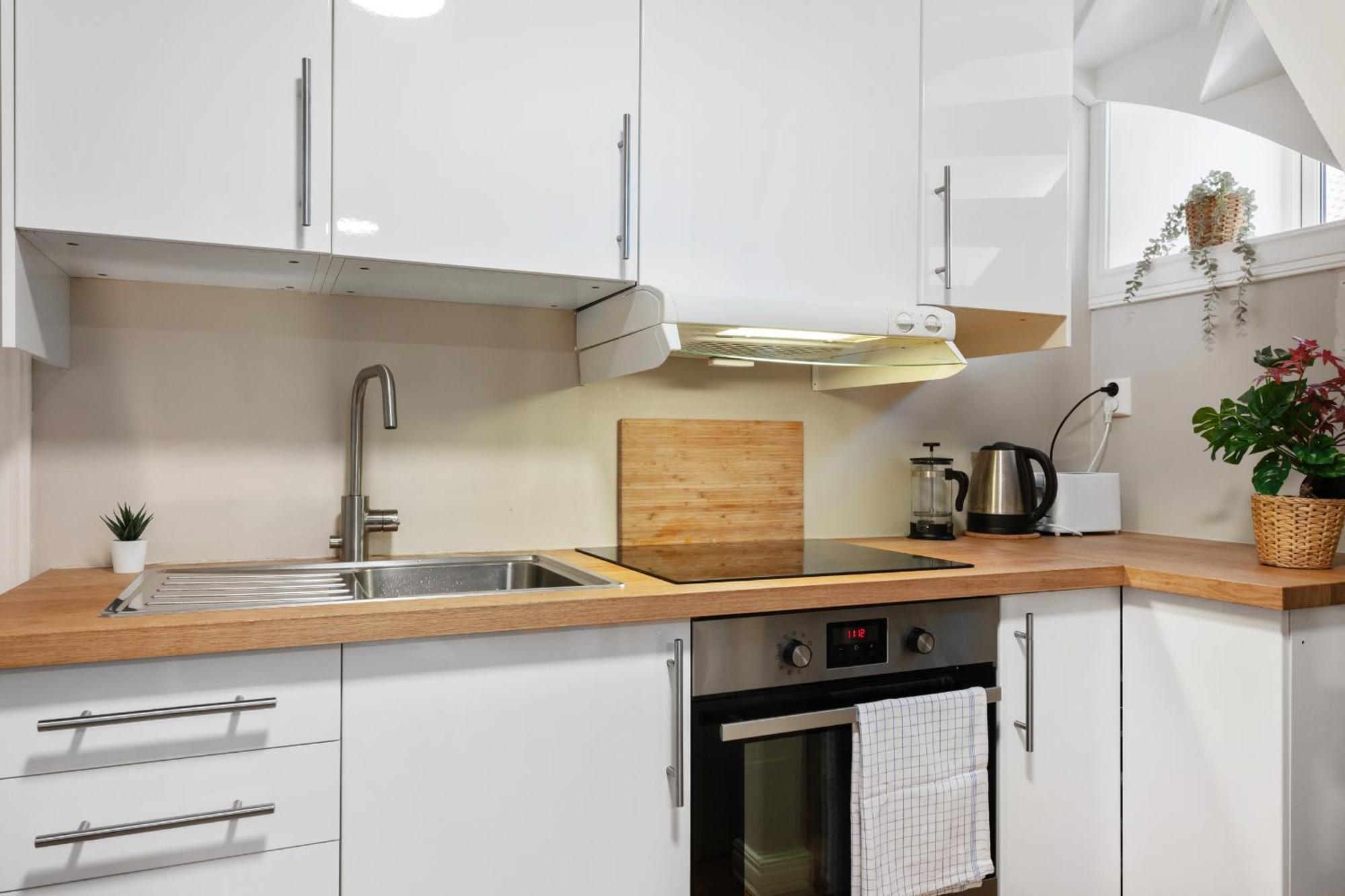 New! Modern City Apt: Central W/ Private Entrence Apartment