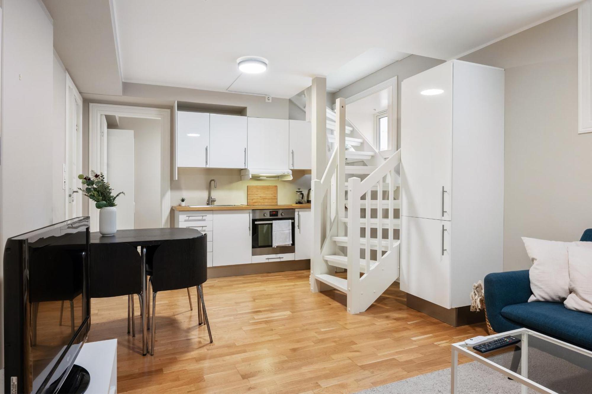 New! Modern City Apt: Central W/ Private Entrence Apartment *