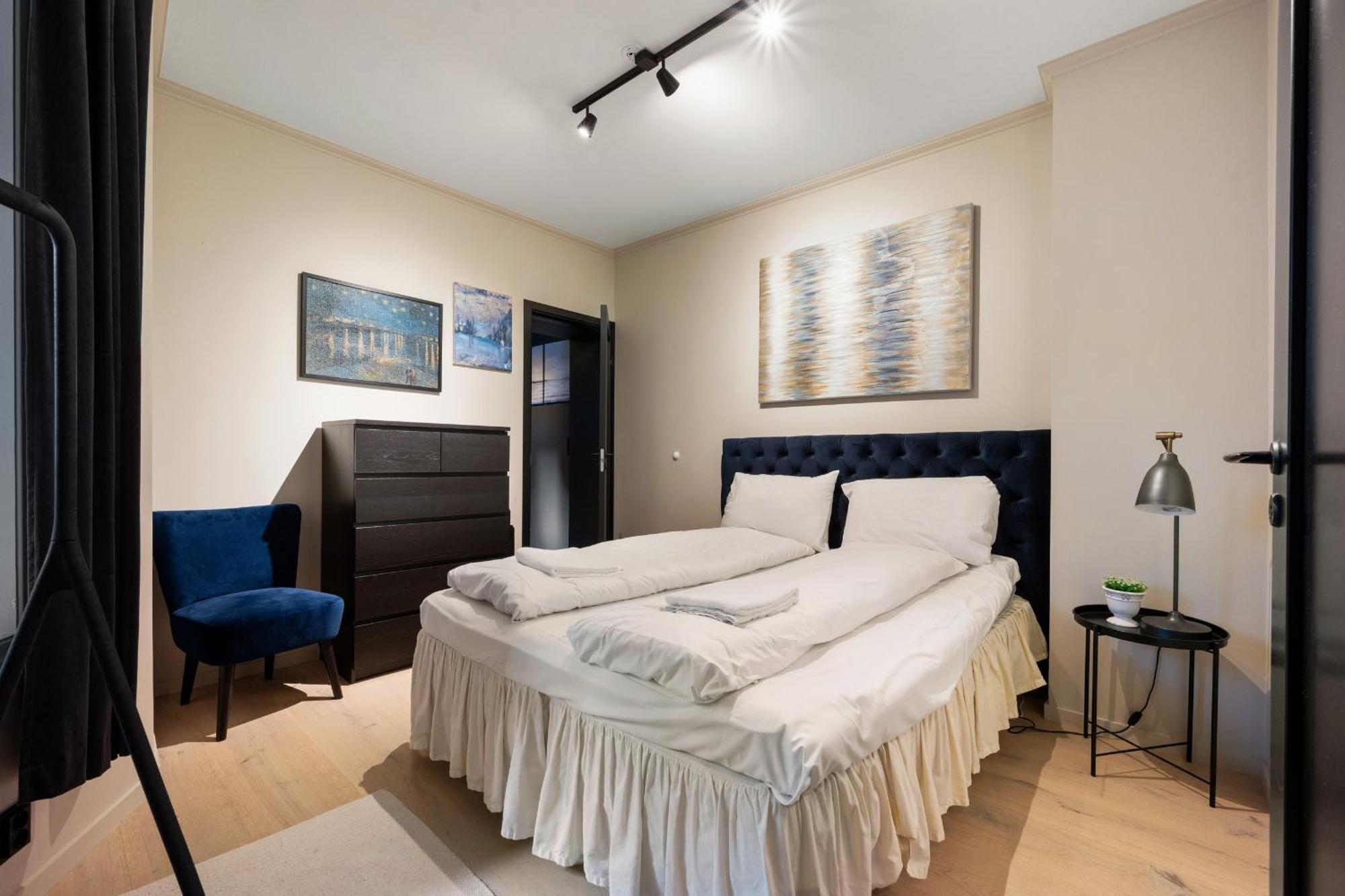 Modern 2nd-floor Luxury *