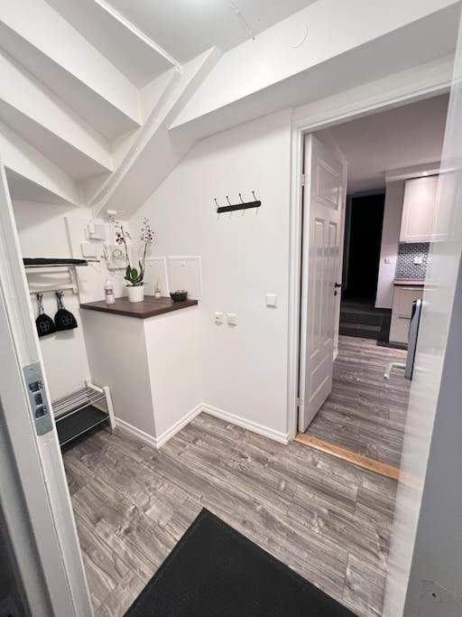 Spacious And Beautiful In With Free Parking *