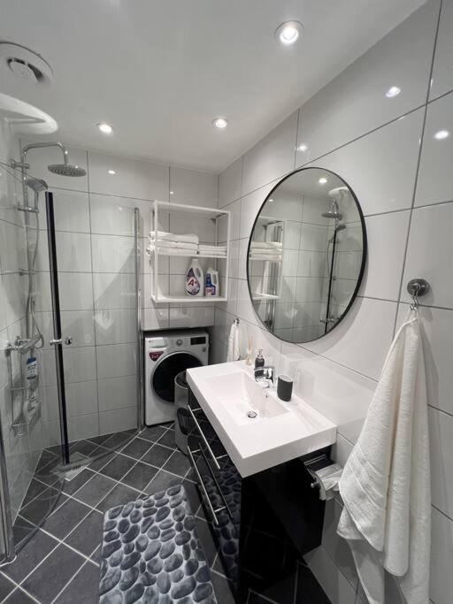 Spacious And Beautiful In With Free Parking Apartment *