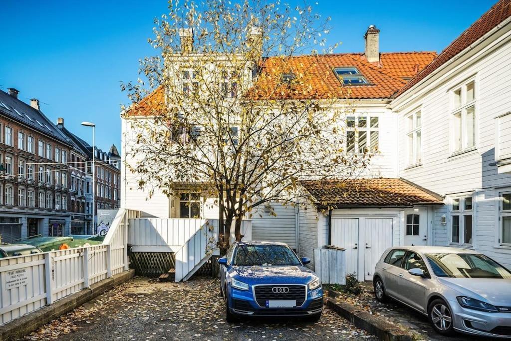 Central With Balcony, Self-check In & Private Entrance Apartment *