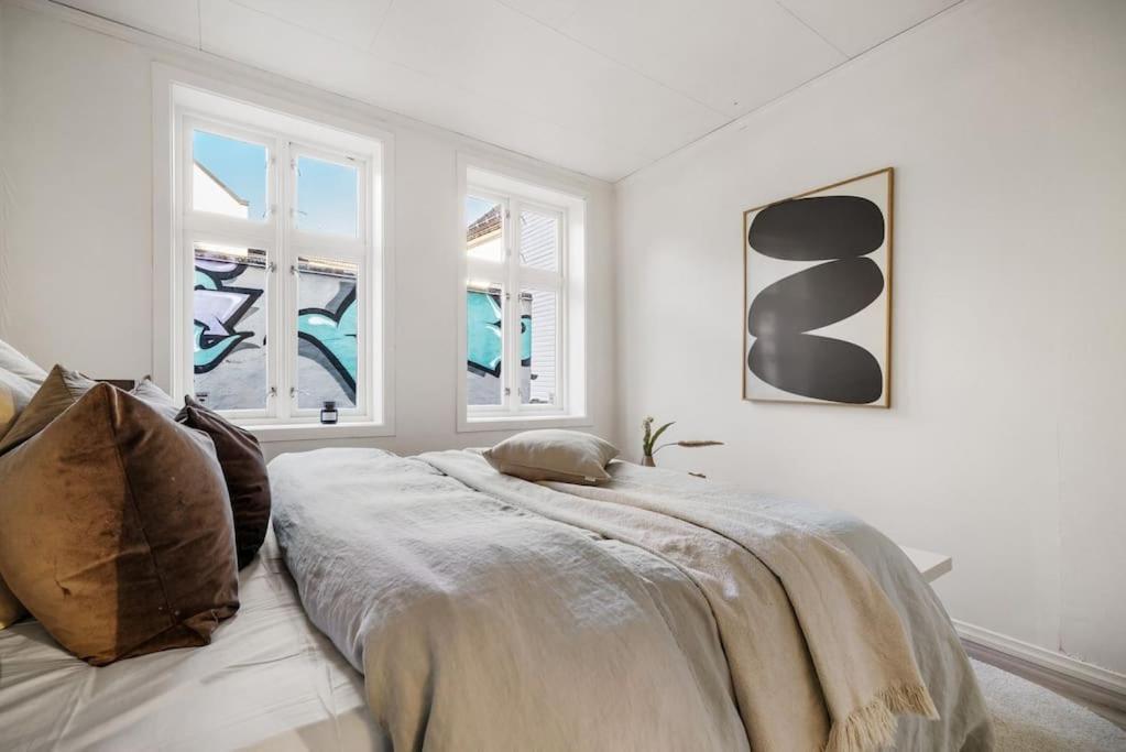 Central With Balcony, Self-check In & Private Entrance *