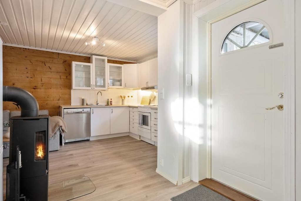 Central With Balcony, Self-check In & Private Entrance Apartment *