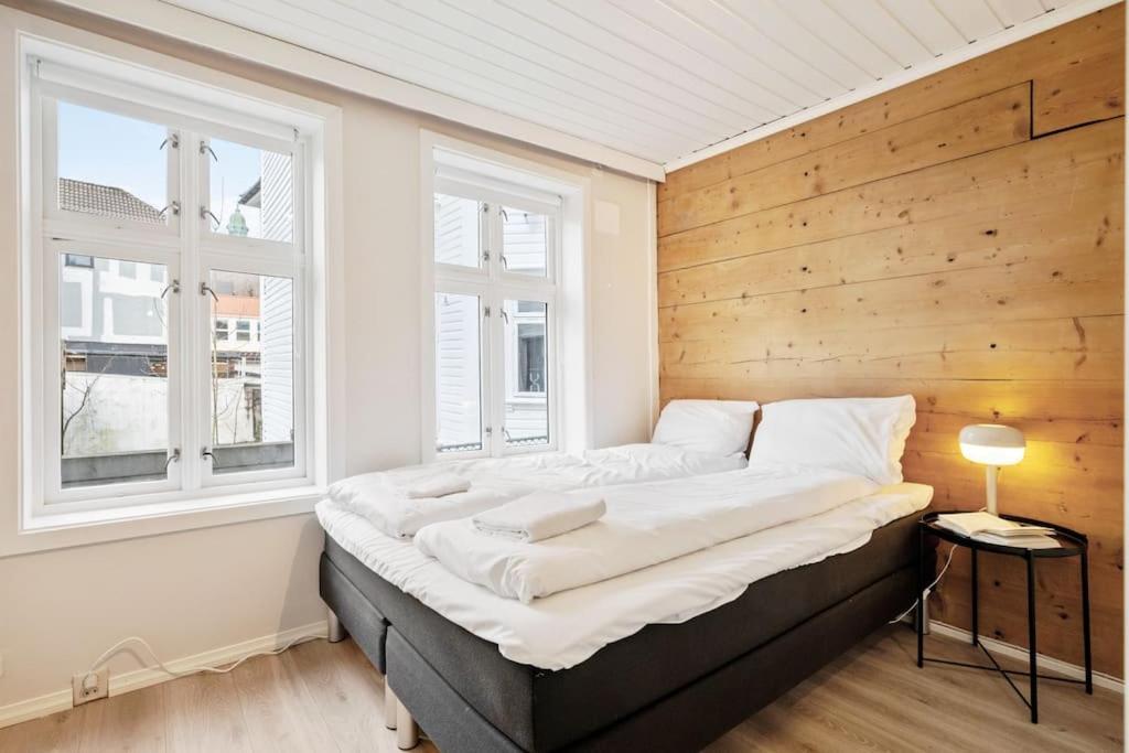 Central With Balcony, Self-check In & Private Entrance Bergen
