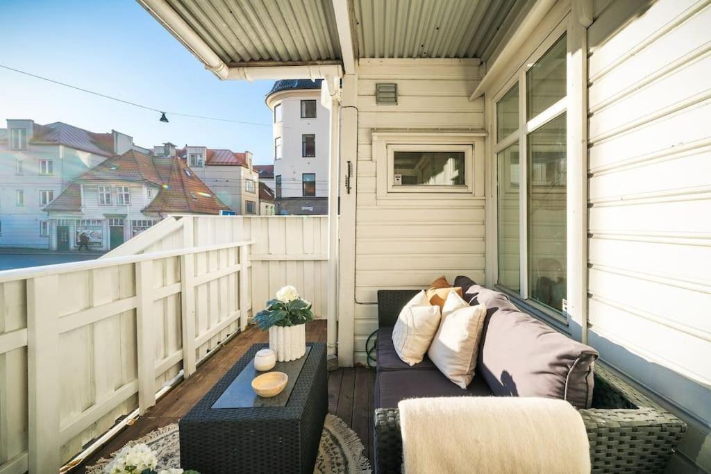 Central With Balcony, Self-check In & Private Entrance Apartment