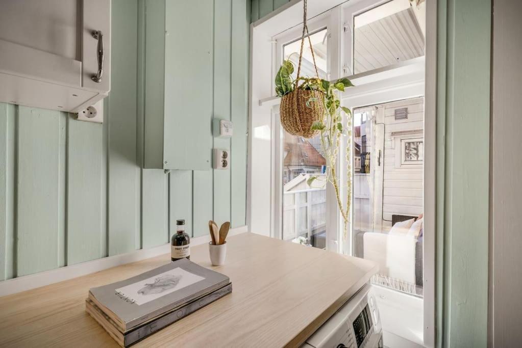 Central With Balcony, Self-check In & Private Entrance * Bergen