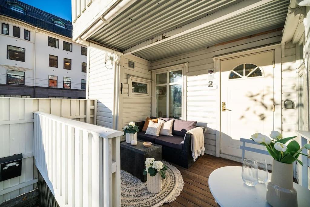 Apartment Central With Balcony, Self-check In & Private Entrance *