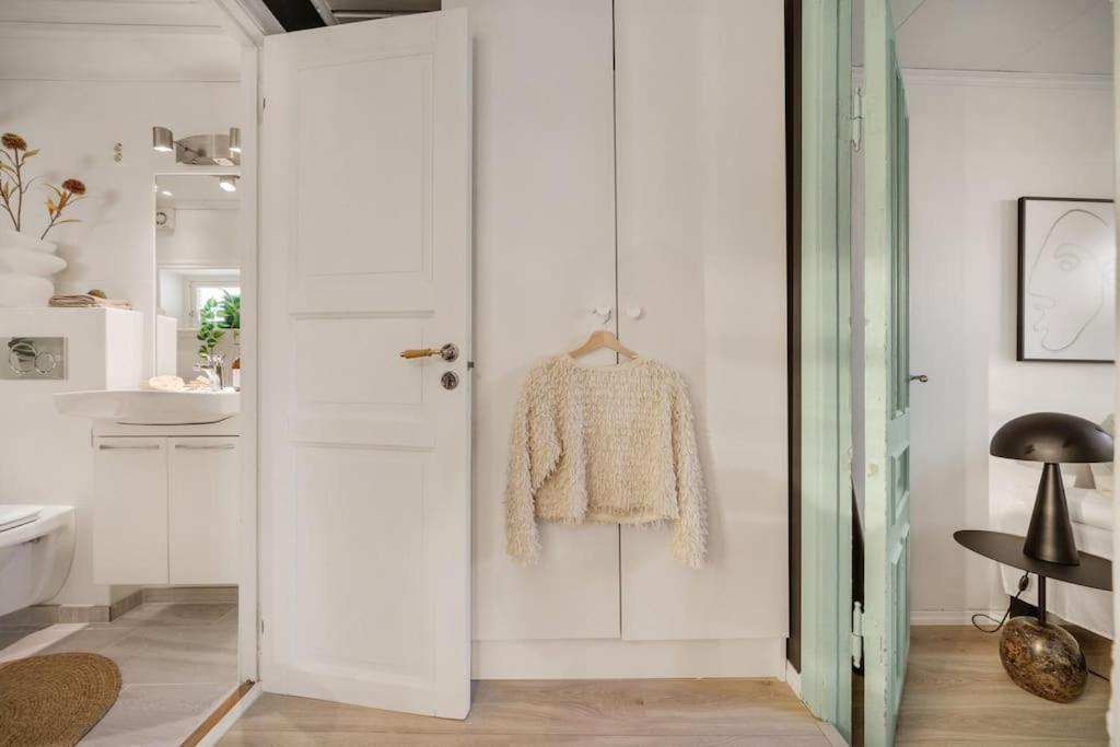 Central With Balcony, Self-check In & Private Entrance