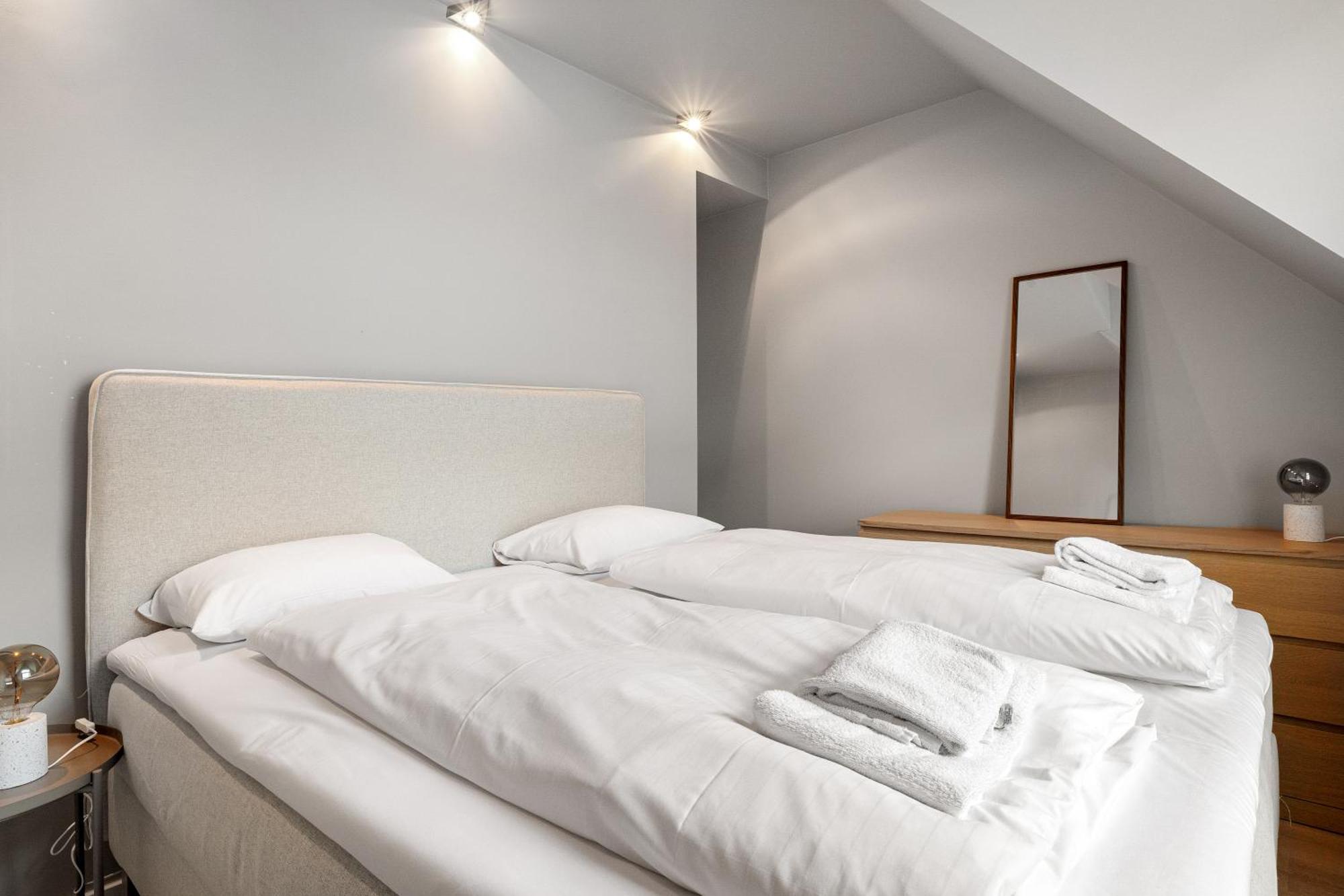 Homerentals L 120sqm Mid-central - King Beds - 500mbps Wi-fi Lägenhet