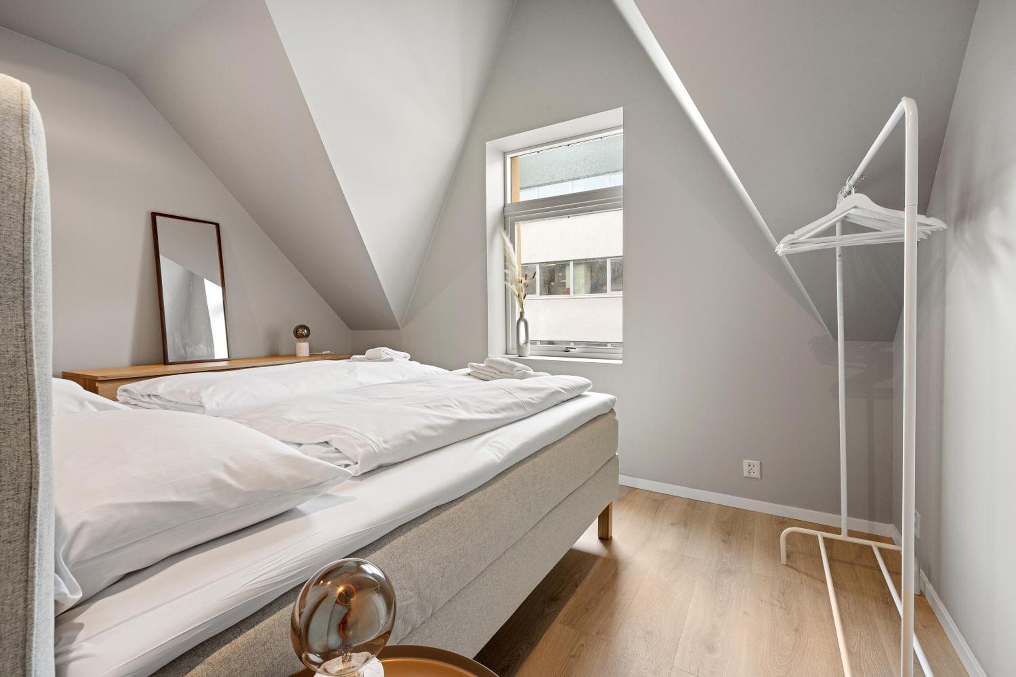 Homerentals L 120sqm Mid-central - King Beds - 500mbps Wi-fi