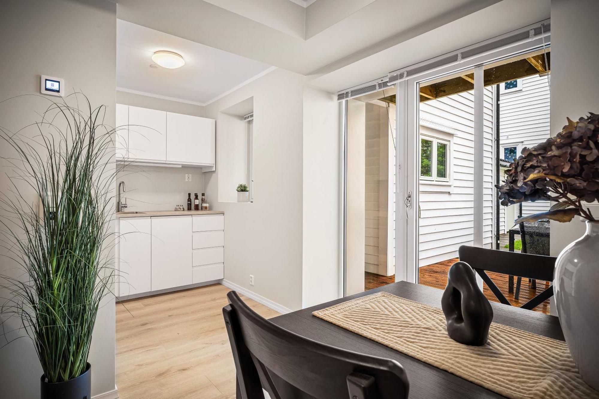 Corner Apartment *