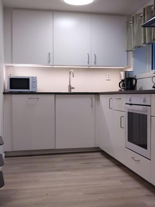 Kjellerleilighet I Fana Til Leie-med Gratis Parkering Og Mange Kollektiv Reisemuligheter Apartment *