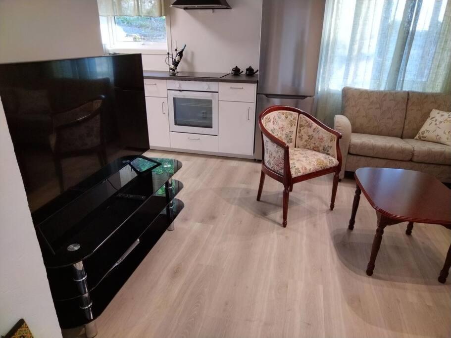 Kjellerleilighet I Fana Til Leie-med Gratis Parkering Og Mange Kollektiv Reisemuligheter Apartment Bergen