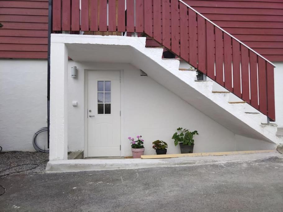 Kjellerleilighet I Fana Til Leie-med Gratis Parkering Og Mange Kollektiv Reisemuligheter Apartment