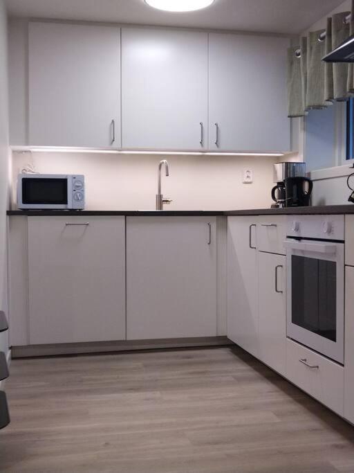 Apartment Kjellerleilighet I Fana Til Leie-med Gratis Parkering Og Mange Kollektiv Reisemuligheter *