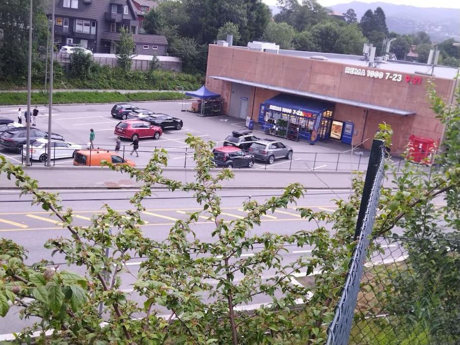 Kjellerleilighet I Fana Til Leie-med Gratis Parkering Og Mange Kollektiv Reisemuligheter Bergen