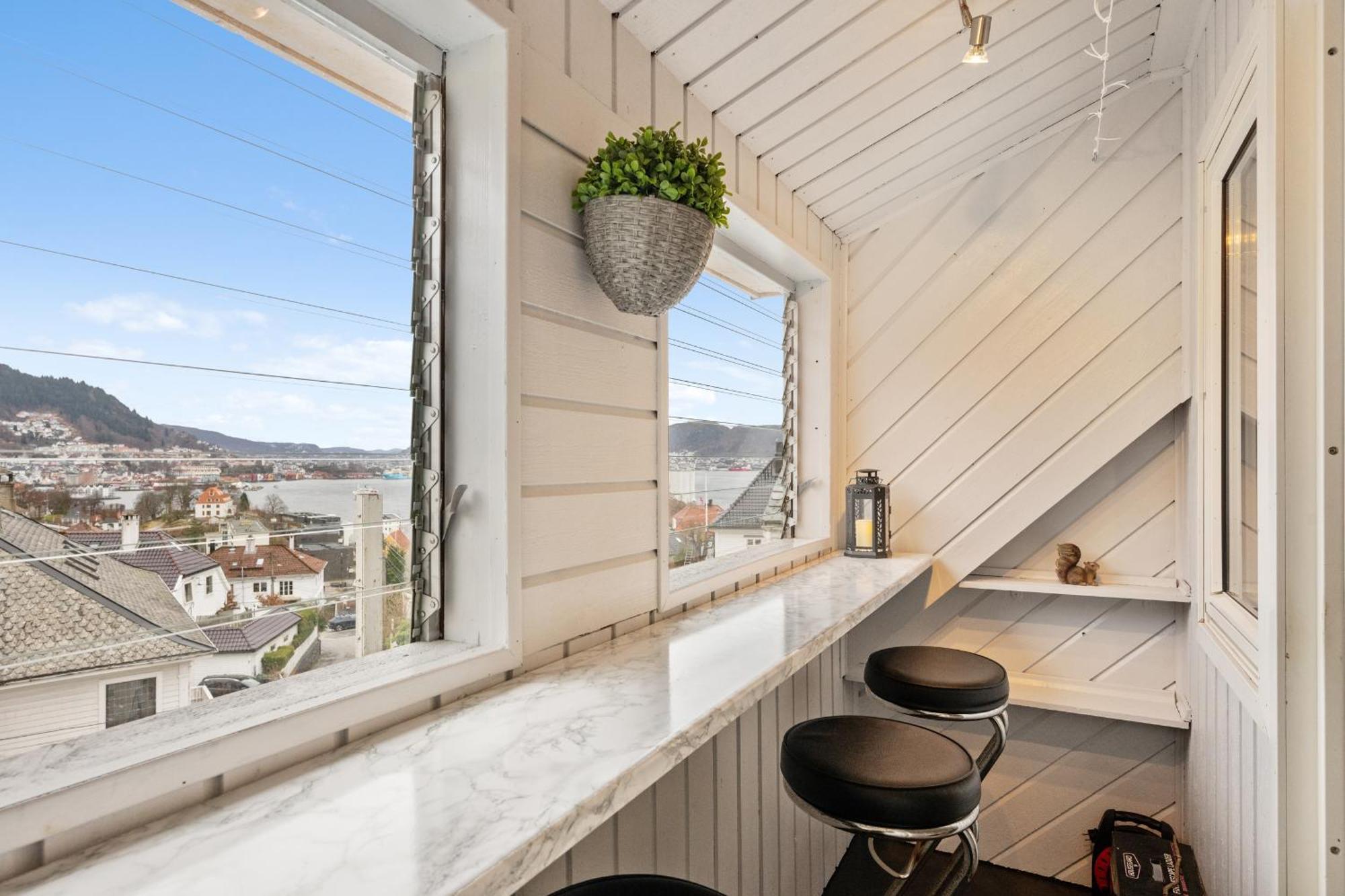 Apartment Top-floor W/great View *