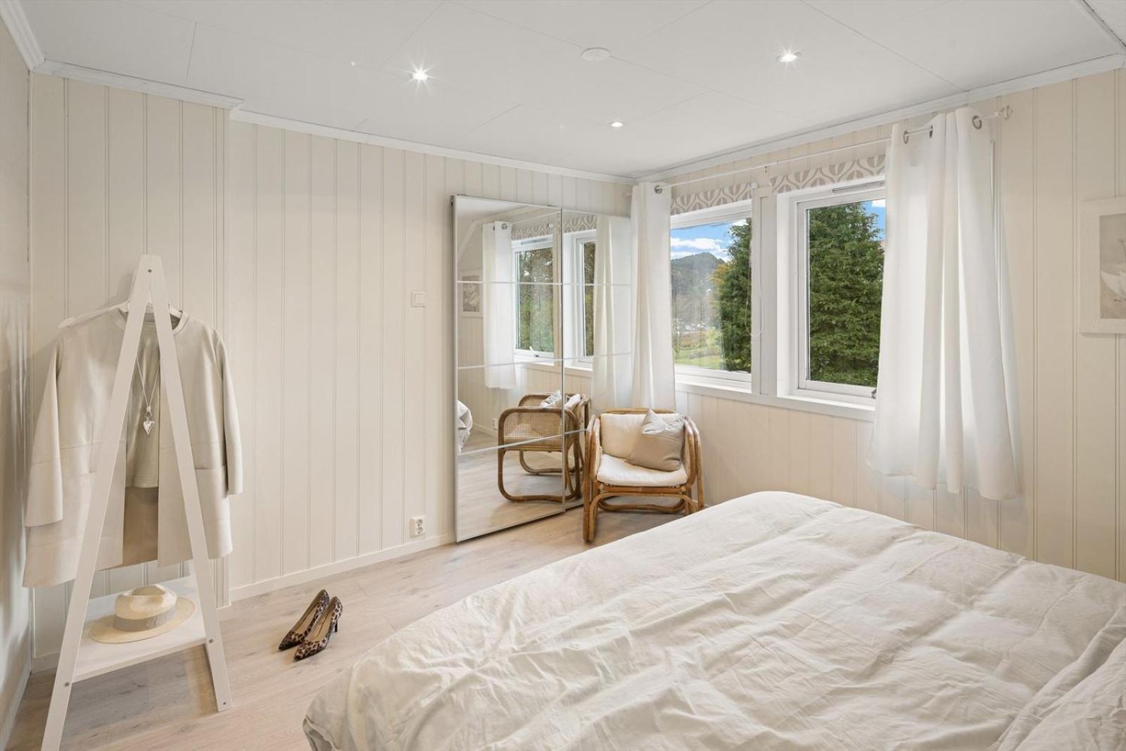 A Beautiful 3-bedroom With Stunning Views And Free Parking Apartment *