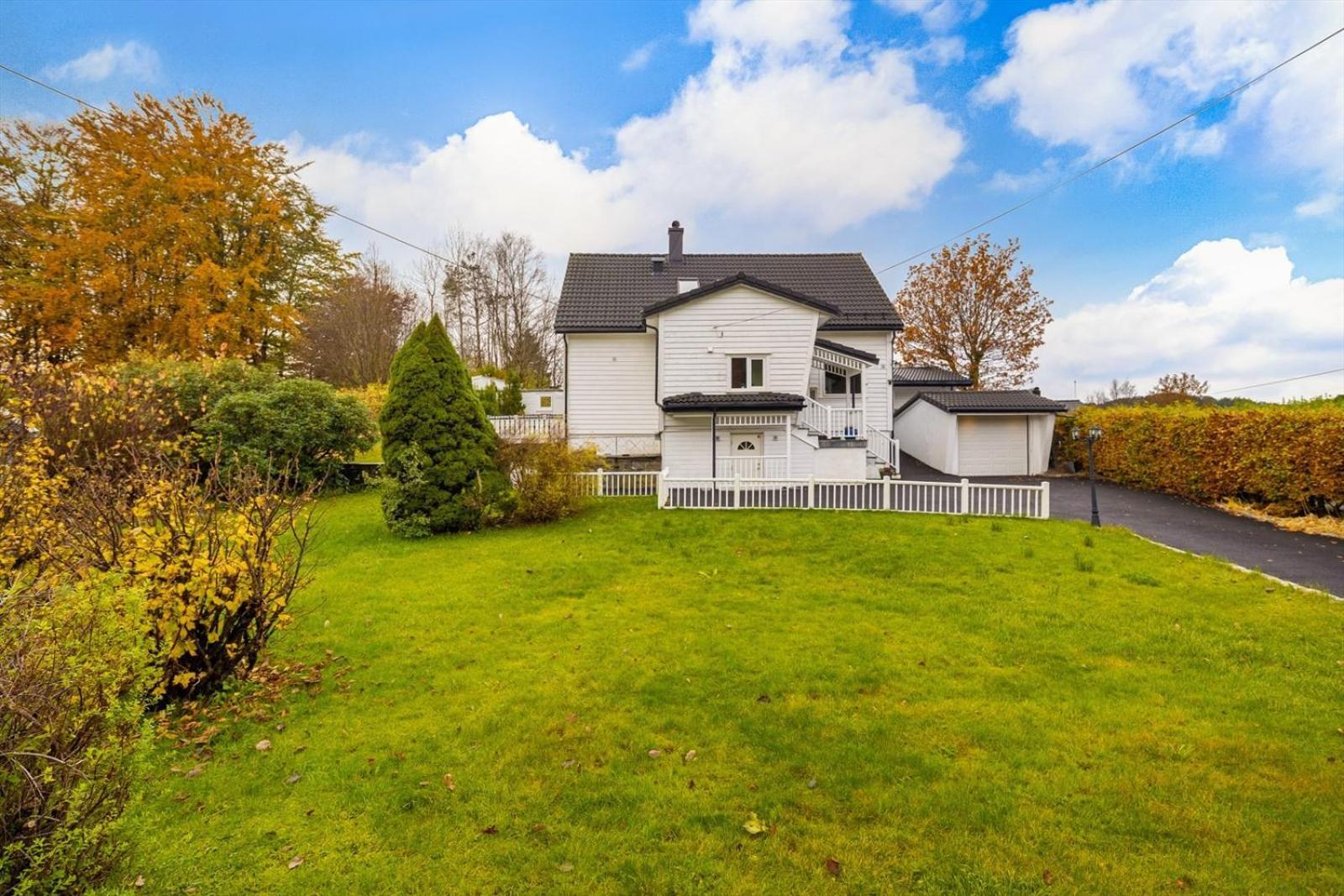 Apartment A Beautiful 3-bedroom With Stunning Views And Free Parking *
