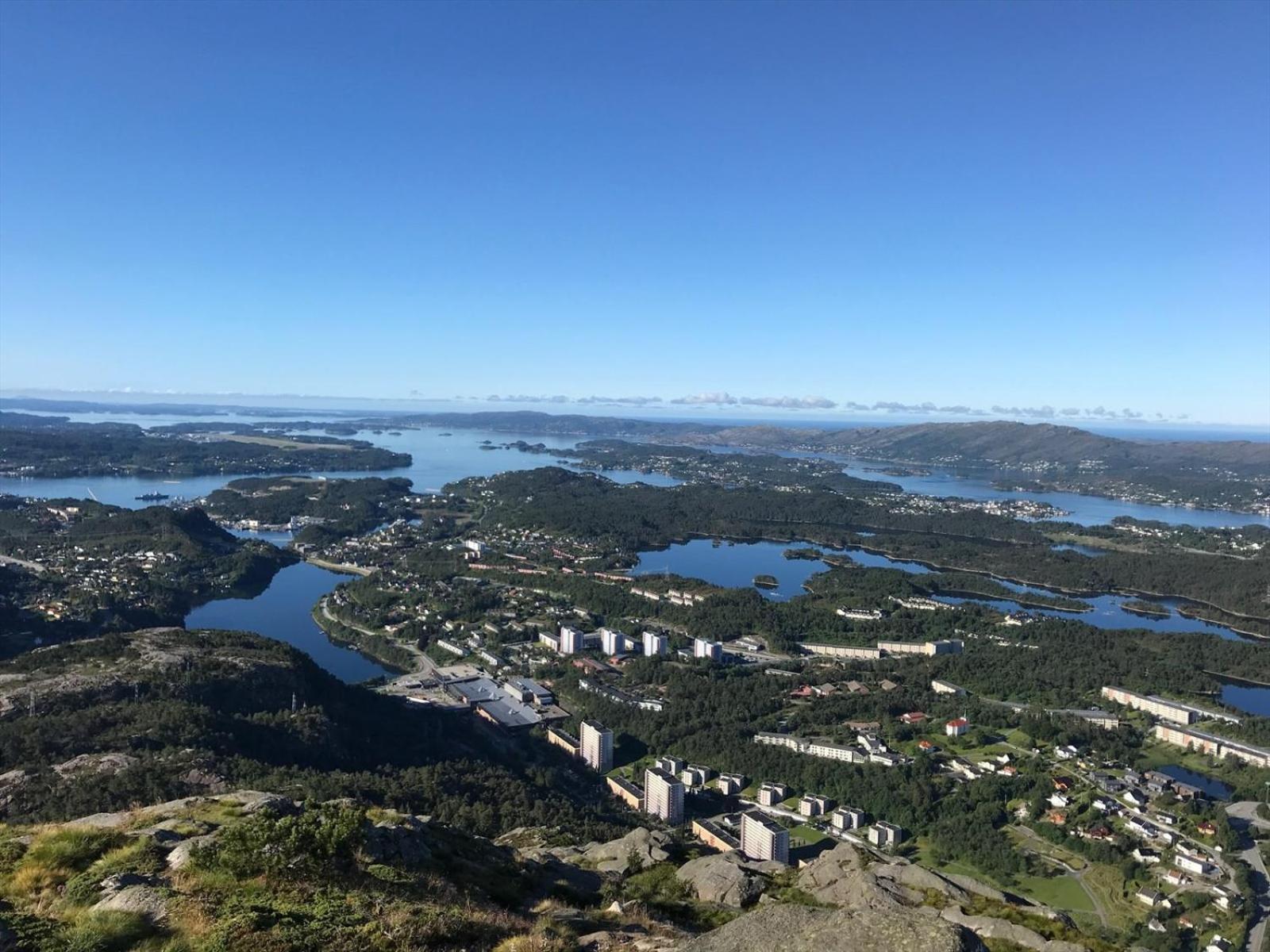 A Beautiful 3-bedroom With Stunning Views And Free Parking Apartment Bergen