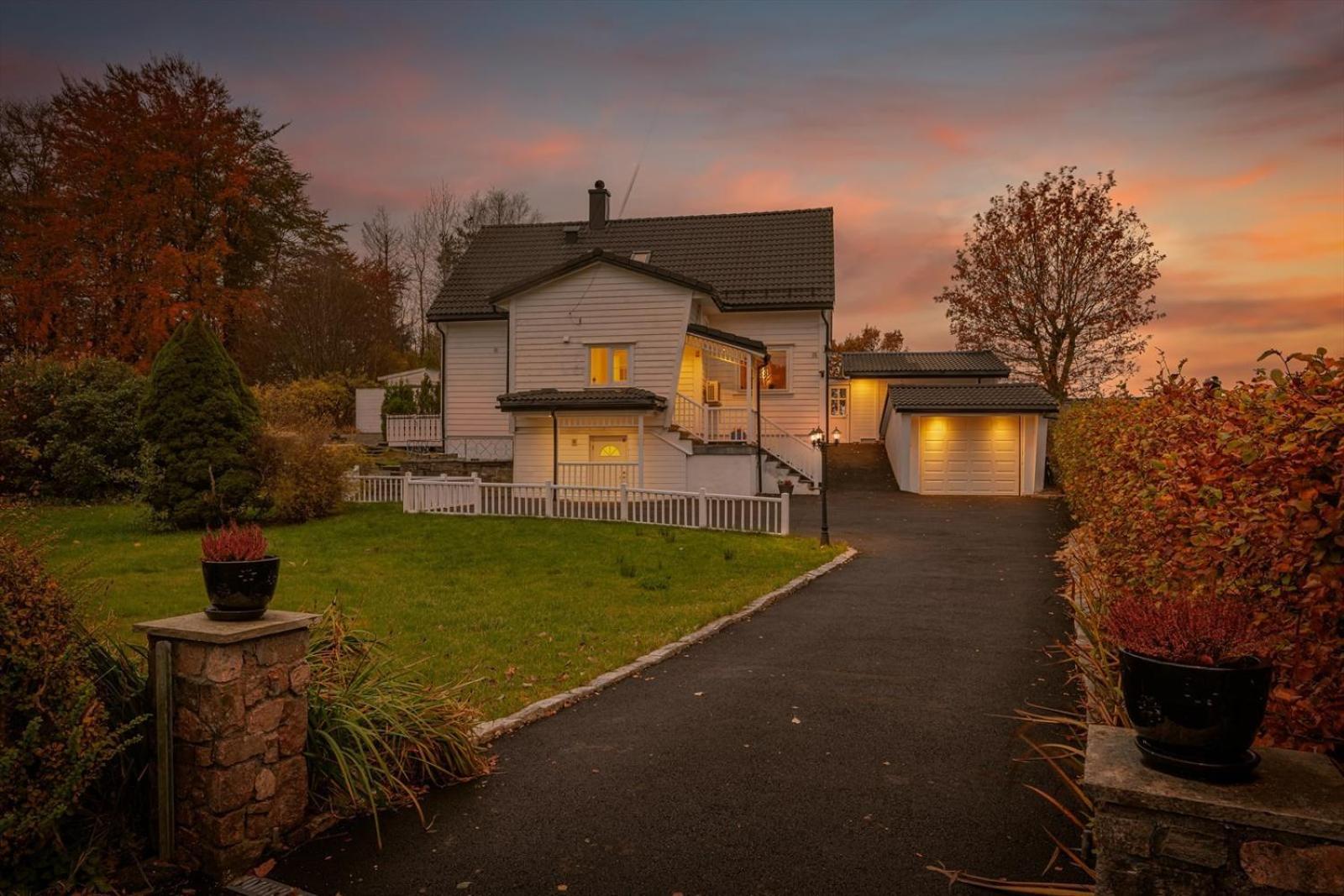 A Beautiful 3-bedroom With Stunning Views And Free Parking Apartment