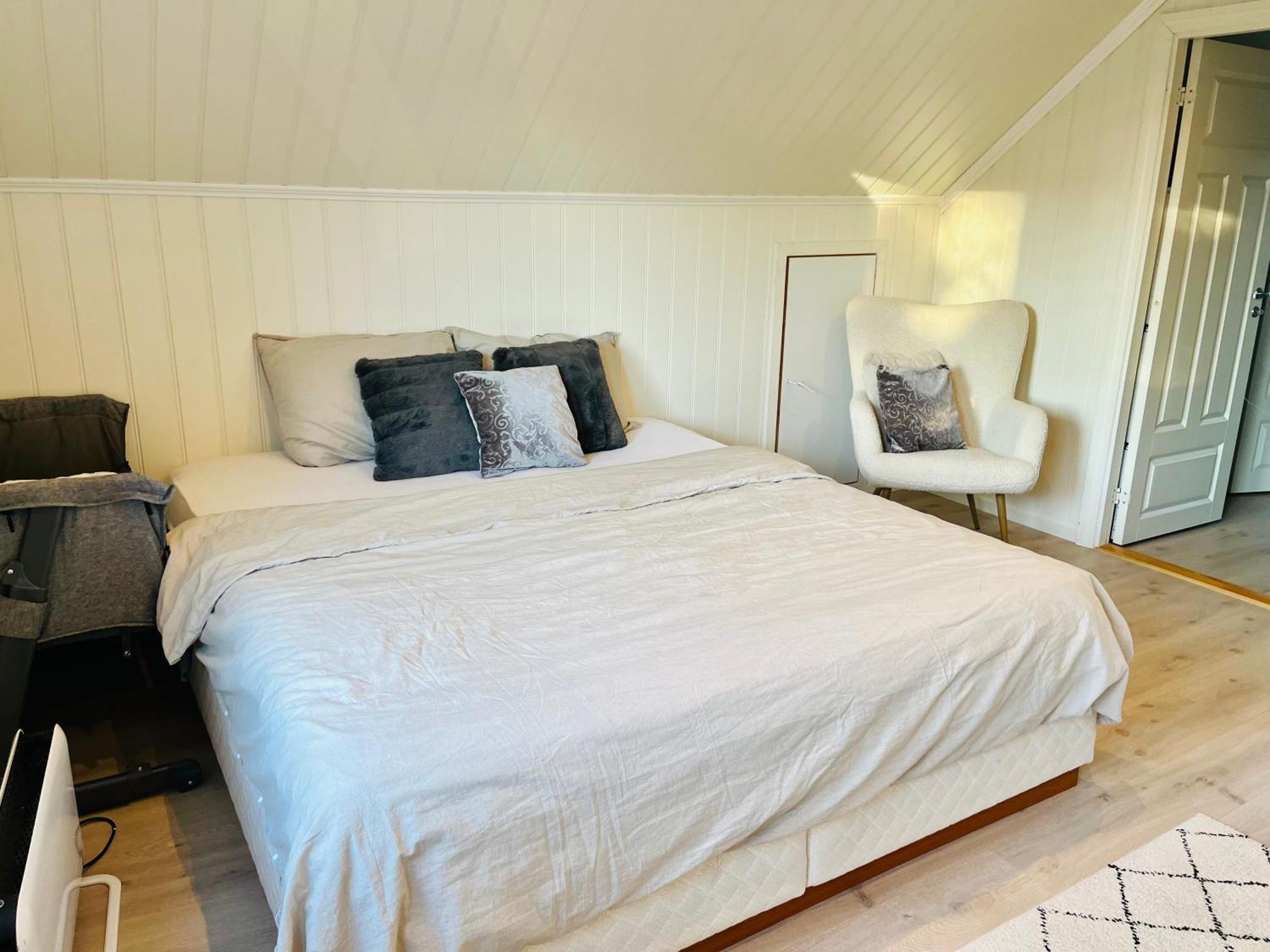 Apartment A Beautiful 3-bedroom With Stunning Views And Free Parking *