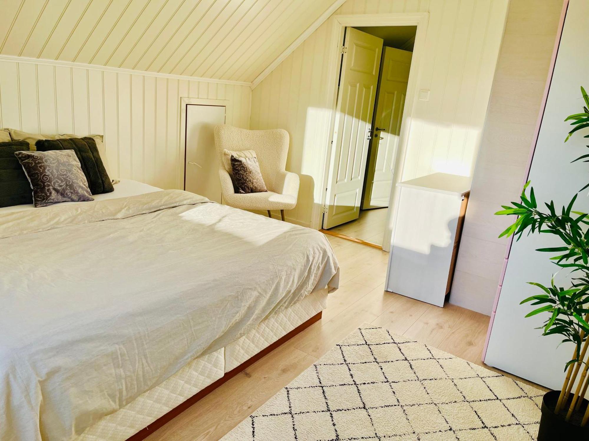 A Beautiful 3-bedroom With Stunning Views And Free Parking Apartment